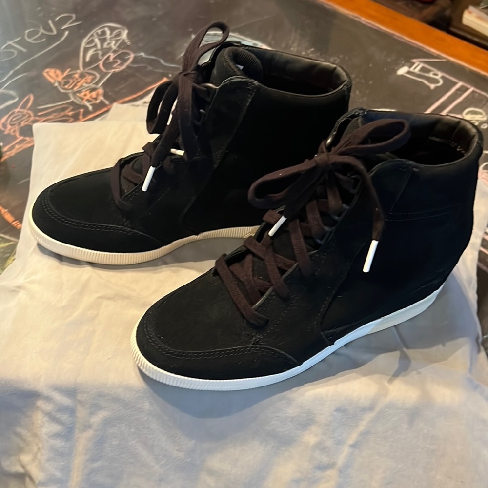 Women’s sorel wedge tennis shoes.